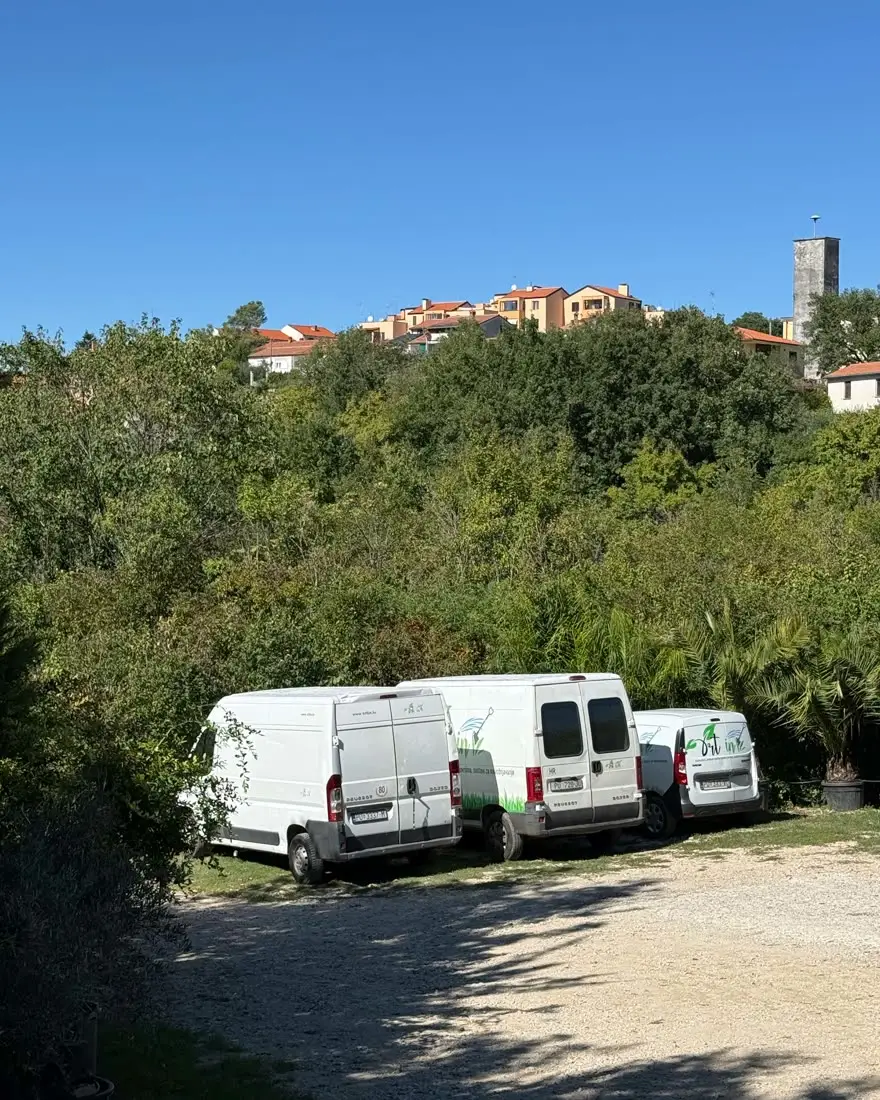 I furgoni Vrt iN parcheggiati sotto Buie